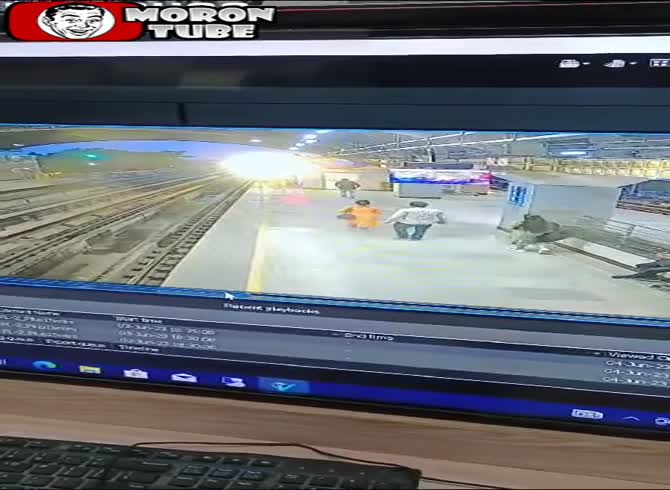 Video :He carries a woman beneath a train